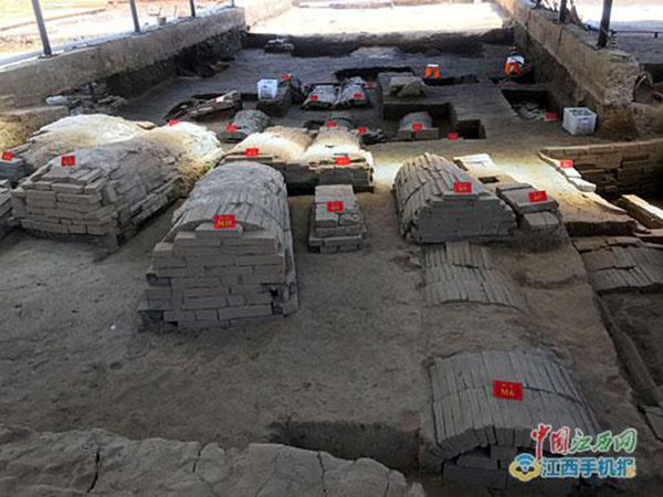 墓葬大致可分为六排，布局基本清晰。