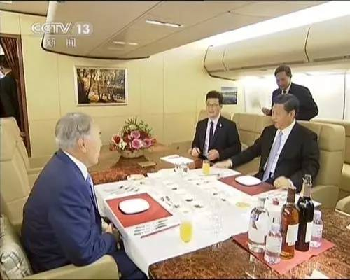 △习近平与纳扎尔巴耶夫专机会谈