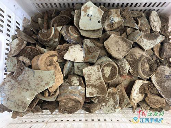 发掘出来的瓷器碎片。