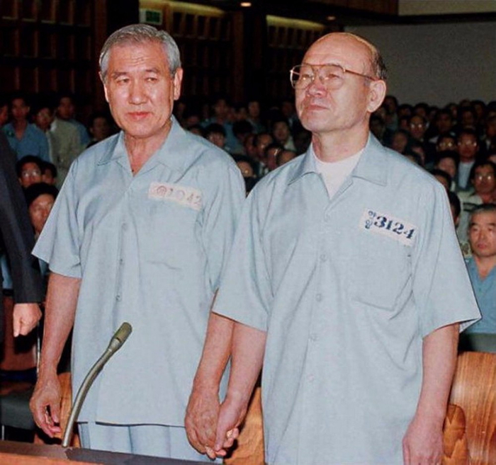  全斗焕（右）和卢泰愚受审。