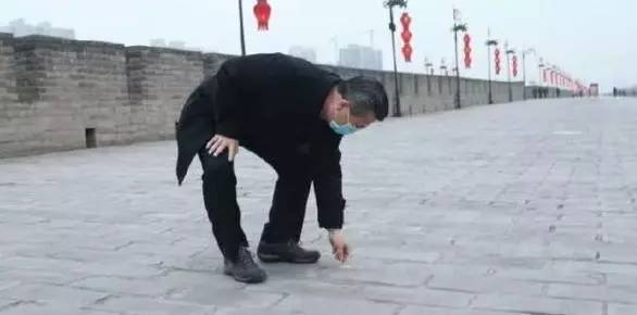 2016年12月24日，刚上任半个月的新书记王永康，用3个多小时在西安古城墙上绕了一圈，戴着口罩，捡了27个烟头。