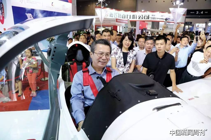 8月26日下午，西安市委书记王永康带领市级相关部门主要负责同志，参观了解2017中国国际通用航空大会展览情况。在捷克航空公司展位，王永康登上鲨鱼轻型运动飞机，体验模拟驾驶。图|CFP