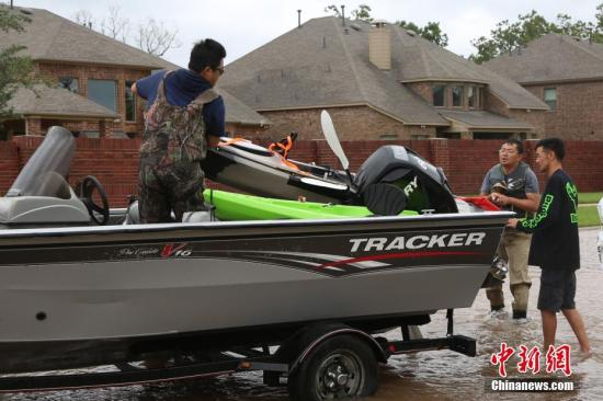 　　飓风“哈维”给休斯敦城造成严重内涝。当地时间8月29日，更多休斯敦华人利用私人船只、皮卡结成临时救助小队帮助被困华人及当地民众撤离。图为休斯敦华人志愿者卸船作救灾准备。 中新社记者 曾静宁 摄