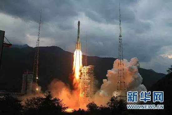 　　资料图片：2010年10月1日，搭载着嫦娥二号卫星的长征三号丙运载火箭在西昌卫星发射中心点火发射。