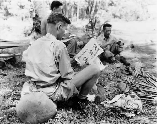 ▲ATIS的一名工作人员正在阅读日文资料。