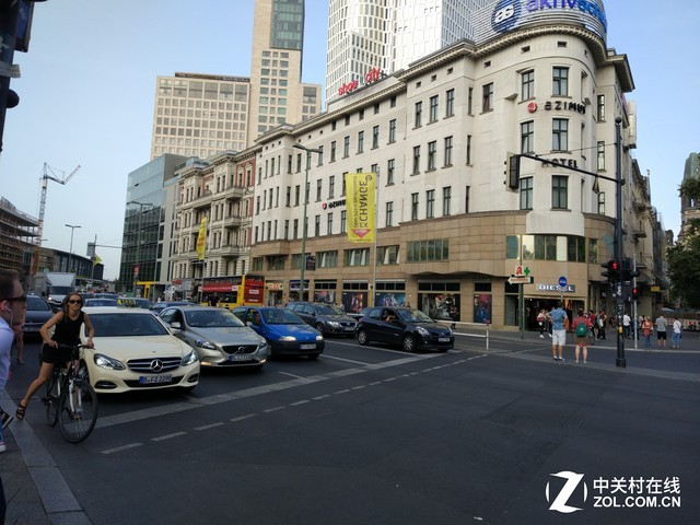 等红灯的奔驰出租车&nbsp;E系出租车&nbsp;国内60万起步价