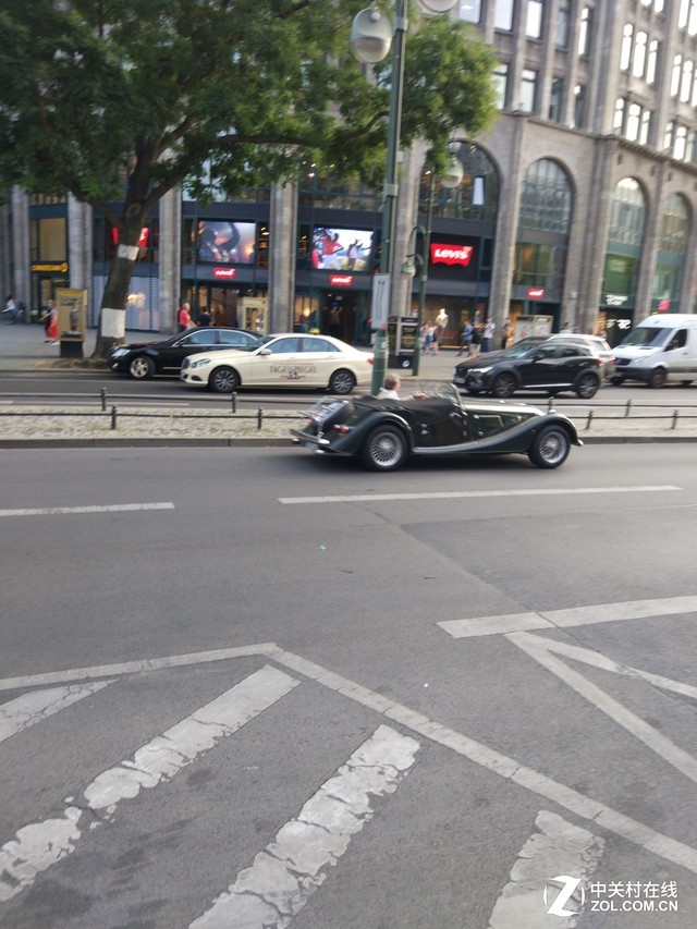 马路上几乎每分钟都能看到疾驰而过的敞篷车