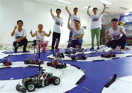 在全国大学生“恩智浦”杯智能车竞赛中获奖的重庆大学光电工程学院智能车团队 记者 李化 摄