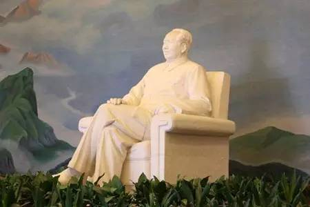 毛主席坐像。&nbsp;