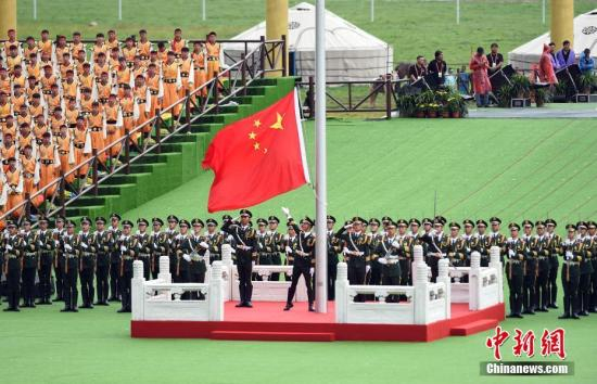 资料图：升国旗、奏唱国歌仪式。中新社记者 侯宇 摄