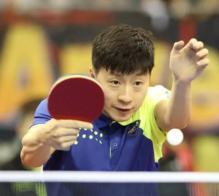 ▲8月28日，在天津进行的第十三届全运会乒乓球项目男子团体第一阶段D组比赛中，北京队选手马龙在比赛中回球。