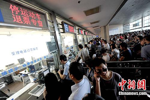 资料图：福州火车站退票窗口。中新社发 王东明 摄