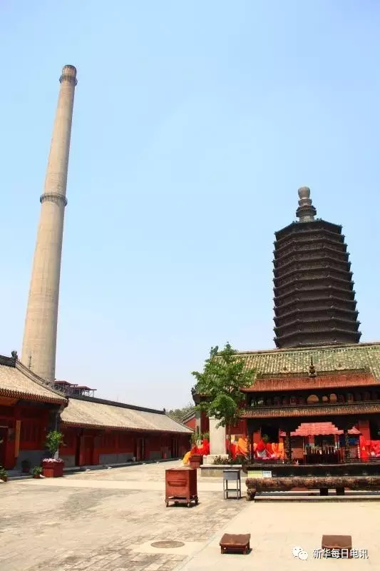 天宁寺塔和烟囱只有一墙之隔 新华社记者王飞 摄