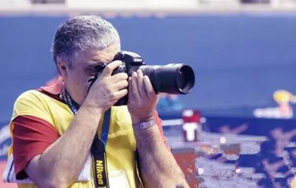  ▲举着相机的博扎