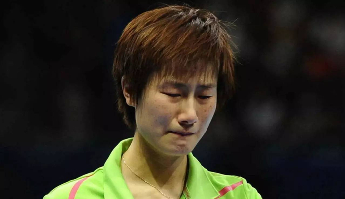  ▲伦敦奥运会上，意大利裁判邦格利判中国选手丁宁“发球违例”。丁宁赛后流下委屈的泪水。