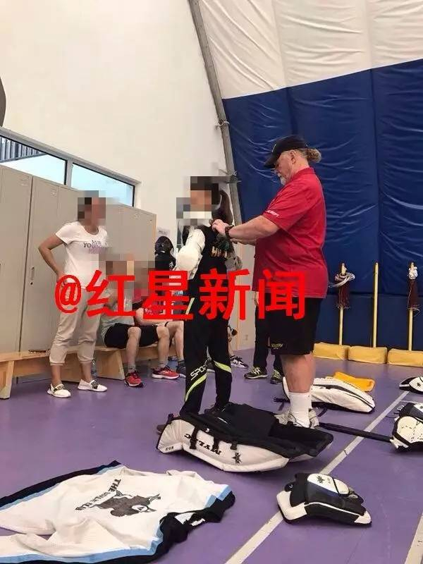  ▲罗伯逊发布的和学生在一起的照片图据其社交网站账号