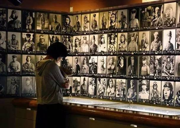 图注：今天的日本，依旧沉迷于军国旧梦，参拜靖国神社甚至为“神风敢死队”申遗。图为一名日本人在神风特攻队员像前。