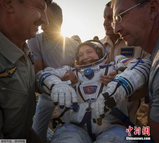 　　资料图：当地时间2017年9月3日，三名宇航员搭乘“联盟MS-04”号飞船的返回舱从国际空间站平安返回，成功降落在哈萨克斯坦境内。