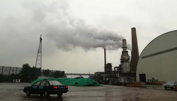 2017年8月16日，强化督查组在唐山一家企业检查。摄影：俞琴