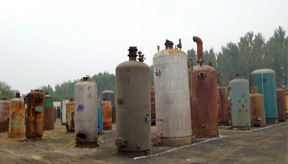  为防止被关停“散乱污”企业偷偷开工，邯郸市肥乡区将“散乱污”企业的燃煤锅炉集中堆放在一起。摄影：俞琴攻破地方保护壁垒