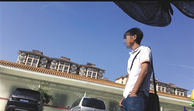 　　8月29日，云南人艾华（化名）带着患脑瘫的大儿子来到北京国康医院，由于联系不上“文医生”，担心受骗的他在医院门口徘徊。A10-A11版摄影/新京报记者 大路