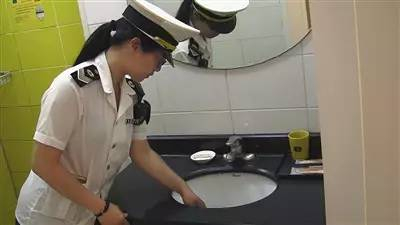  ▲部分快捷酒店卫生间里使用的面盆、毛巾等检测出细菌超标。