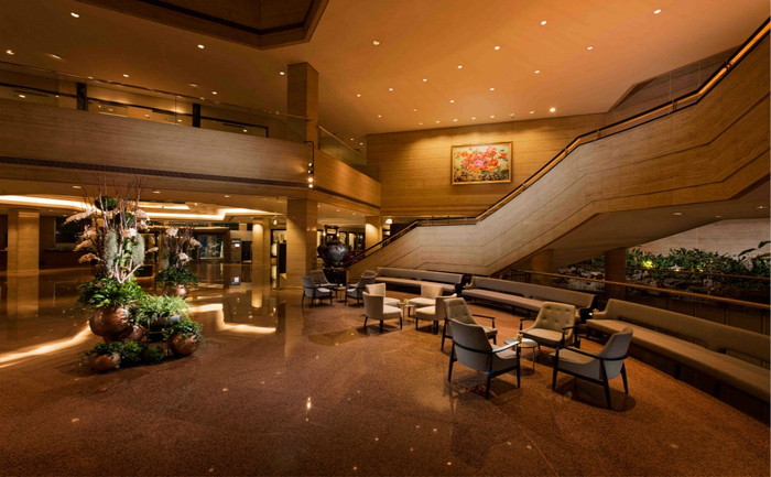 融入了中式小桥流水的大堂设计，放到今天略显老派，但真的身在其中也并不让人厌烦