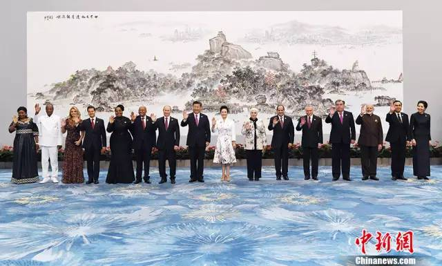 9月4日，中国国家主席习近平和夫人彭丽媛在厦门国际会议中心举行宴会，欢迎金砖国家和新兴市场国家与发展中国家对话会受邀国领导人及配偶、嘉宾，并与受邀国领导人及配偶合影。从左至右为：几内亚总统孔戴和夫人、墨西哥总统培尼亚和夫人、南非总统祖马和夫人、俄罗斯总统普京、习近平主席和夫人彭丽媛、埃及总统塞西和夫人、巴西总统特梅尔、塔吉克斯坦总统拉赫蒙、印度总理莫迪、泰国总理巴育和夫人。 中新社记者 毛建军 摄