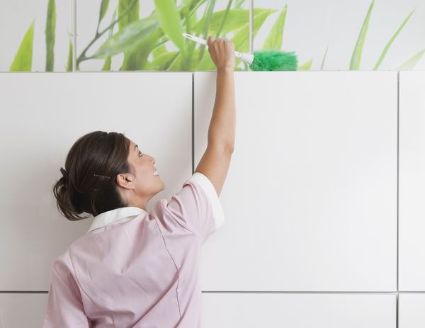 打扫卫生间死角并不是个轻松的活