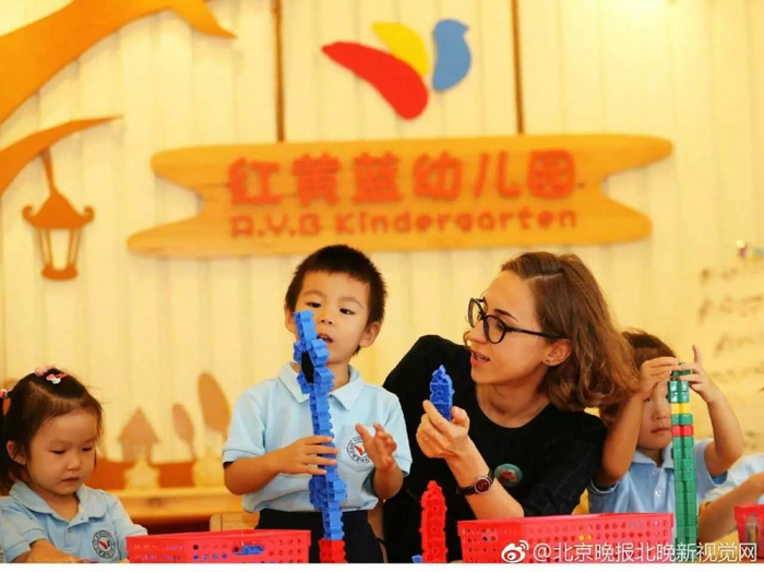 　▲红黄蓝外教上课 （图片来源：北京晚报新视觉网官方微博）
