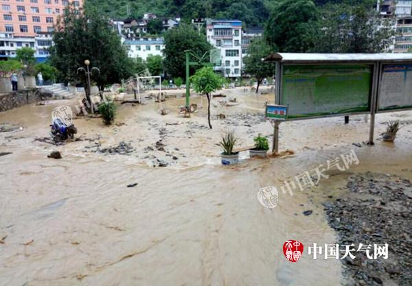 今晨，谷拉乡中心学校积水仍未消退。何世昌 摄