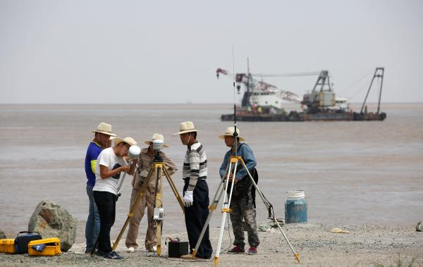 2017年8月26日，测量人员在舟山市金塘岛西堠海边进行技术测量。&nbsp; 东方IC 图