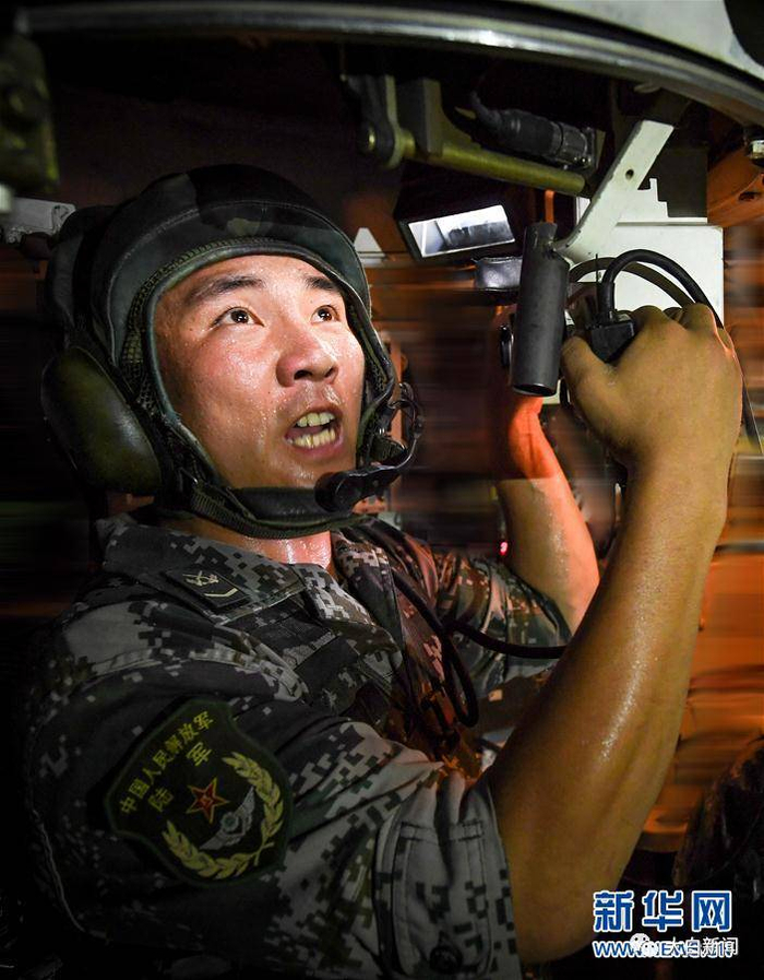 王锐在装甲突击车内（图自新华社）