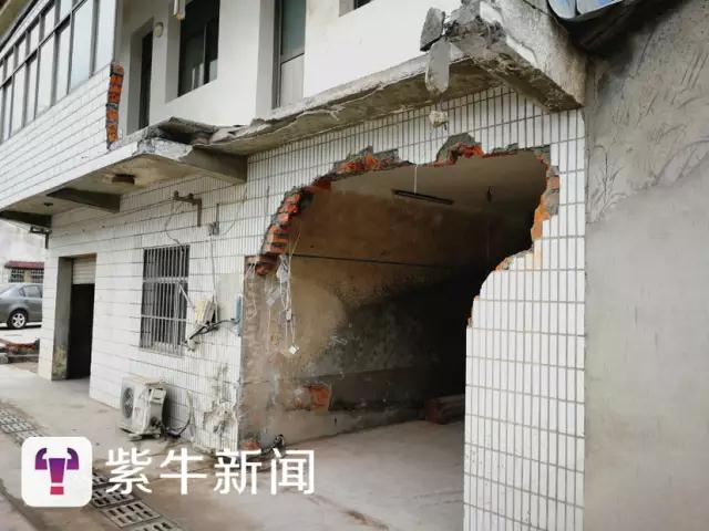 [居民家的外墙被撞出个大窟窿]