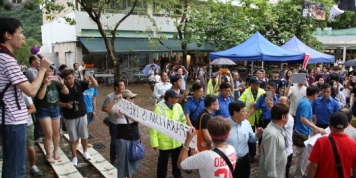 “港独”学生在校园被围攻场面混乱 校方回应(含视频)_手机新浪网