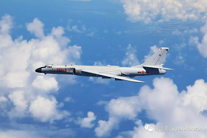 中国空军轰-6K飞机远洋训练。王磊 摄