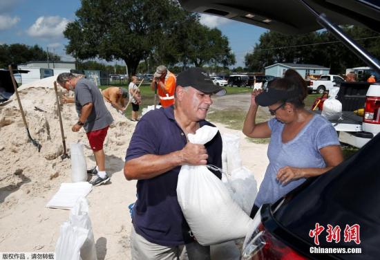 近日，飓风“艾尔玛”即将登陆美国佛州，当地居民排几小时的长队来取沙袋，为飓风登陆做准备。