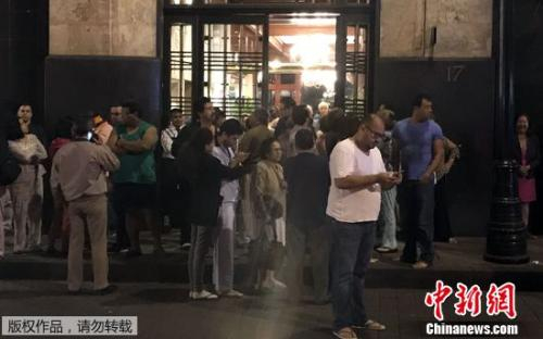 墨西哥西南海域发生8.0级地震，民众逃离建筑物。
