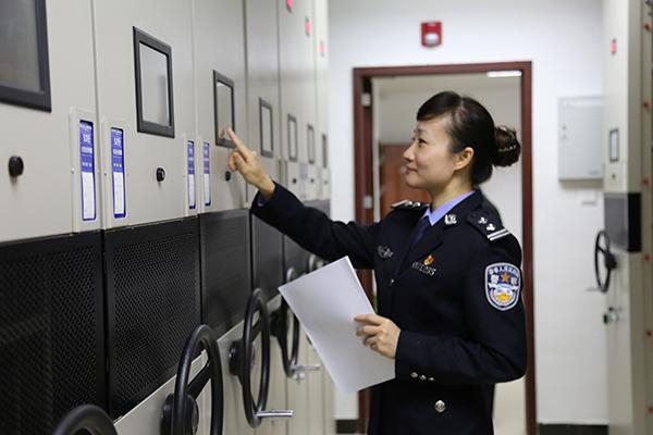 彭丽娜连续几年在深圳市出入境办证受理量第一，被同事们戏称为“办证疯子”。