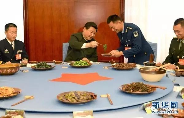  2014年10月31日，习主席专程来到福建省上杭县古田镇，出席正在这里召开的全军政治工作会议。这是习主席同基层会议代表共进午餐、吃“红军饭”，右二为余海龙。新华社记者 李刚 摄