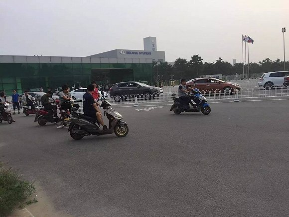 （下午五点，第三工厂员工下半潮）