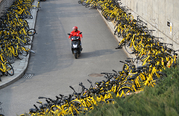 北京地铁站外堆积的共享单车。东方IC 资料图