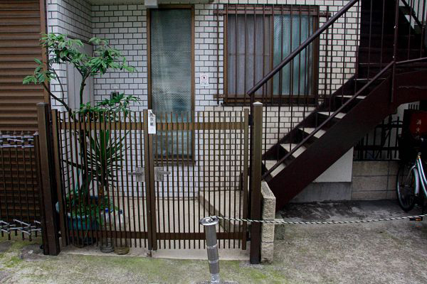 江歌公寓的一楼入口铁门。 澎湃新闻记者 张小莲 实习生 王昱 图