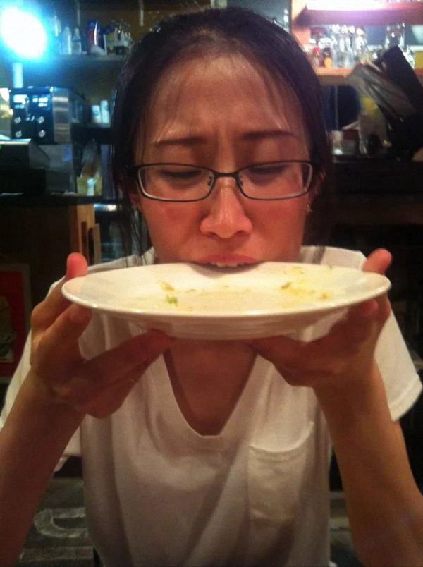 　　江歌假装吃盘子。这是2016年8月江秋莲去日本时所摄，她说，每次江歌都不好好拍照，都要搞怪。 受访者 供图