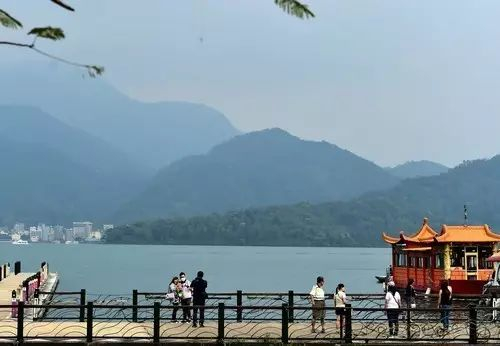 ▲资料图片：2017年五一假期，台湾著名景点日月潭的湖面显得很平静。曾经喧闹的码头鲜见大陆游客的身影。
