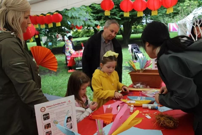  ▲英国孩子学习中国剪纸艺术 （图片来源：Facebook）