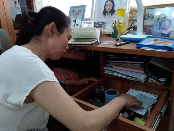 　　江秋莲在翻看女儿的旧物，说江歌喜欢收藏无用的小玩意儿，像永远长不大的孩子。 澎湃新闻记者 张小莲 图