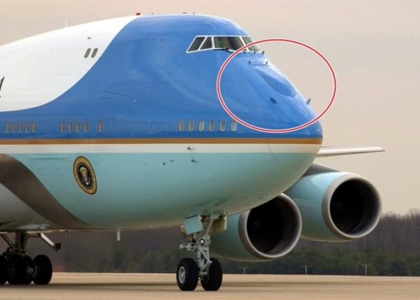 图中红圈是现役“空军一号”接受空中加油的位置