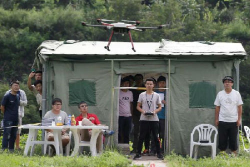 一名学员正在驾驶无人机。路透社