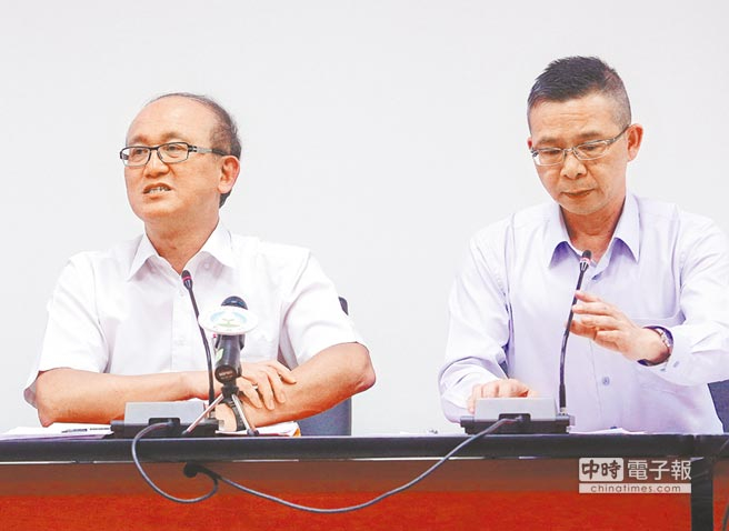 经过9小时讨论，台当局“教育部次长”林腾蛟（左）、“义务教育署署长”邱干国举行记者会，说明最终决议高中语文文言文比例订为45%至55%，维持原案。（图片来源：台湾《中时电子报》）